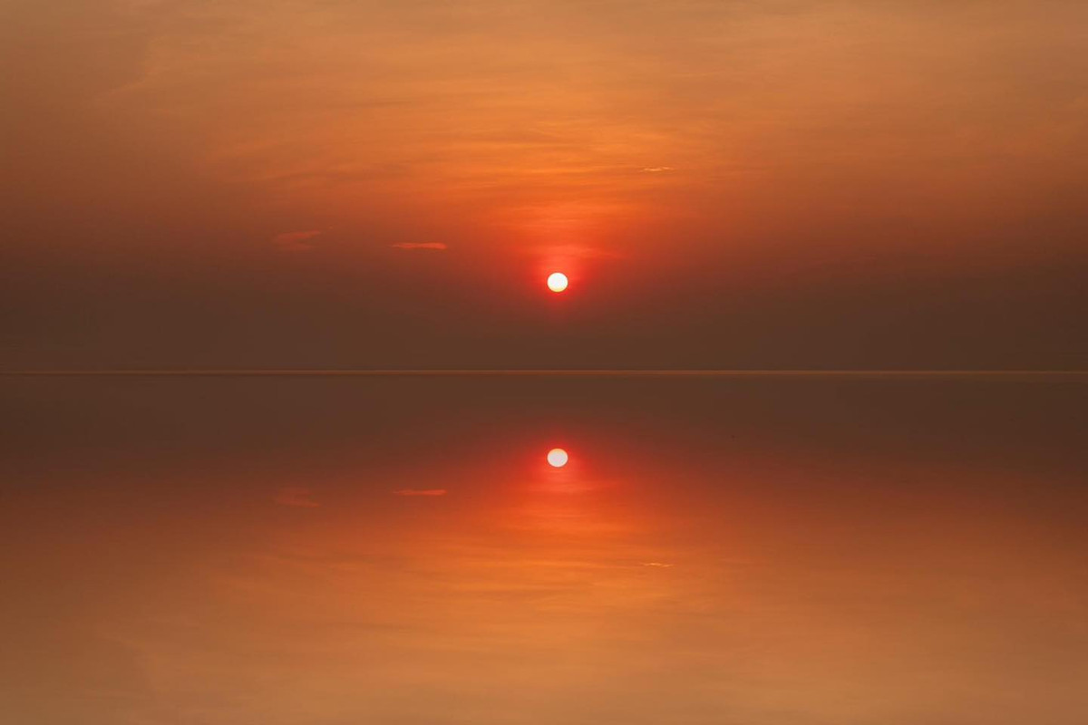 Tuy nhiên, để tiếp cận được đúng điểm "vô cực", du khách sẽ phải vượt qua khoảng 2-3km đường bùn, chủ yếu là đi bộ hoặc thuê các xe kéo tự chế với giá khoảng 30.000 - 40.000 đồng/lượt. Ảnh Blog của Rọt