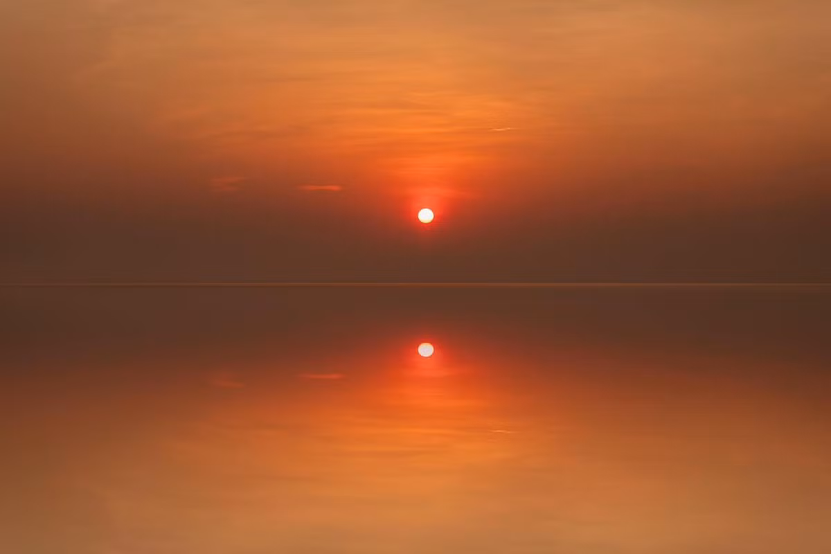 Tuy nhiên, để tiếp cận được đúng điểm "vô cực", du khách sẽ phải vượt qua khoảng 2-3km đường bùn, chủ yếu là đi bộ hoặc thuê các xe kéo tự chế với giá khoảng 30.000 - 40.000 đồng/lượt. Ảnh Blog của Rọt