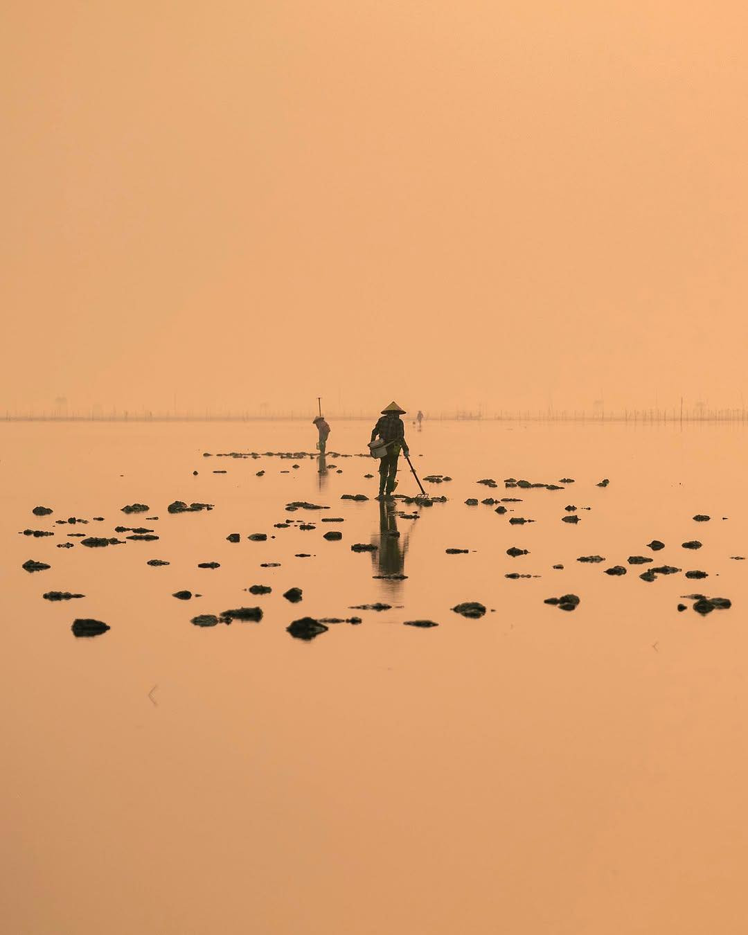 Cảm giác đứng giữa khoảng không bao la, nơi trời và đất như hòa làm một, khiến du khách như đang bước vào một thế giới khác – không gian "vô cực" đúng như cái tên đầy chất thơ của nơi này.