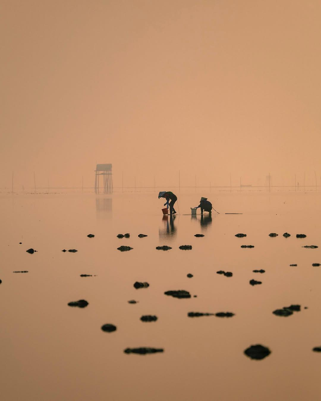 Với mặt nước phẳng lặng, phản chiếu bầu trời như một chiếc gương khổng lồ, nơi đây mang đến khung cảnh kỳ ảo tưởng chừng chỉ có trong phim ảnh. Ảnh Blog của Rọt