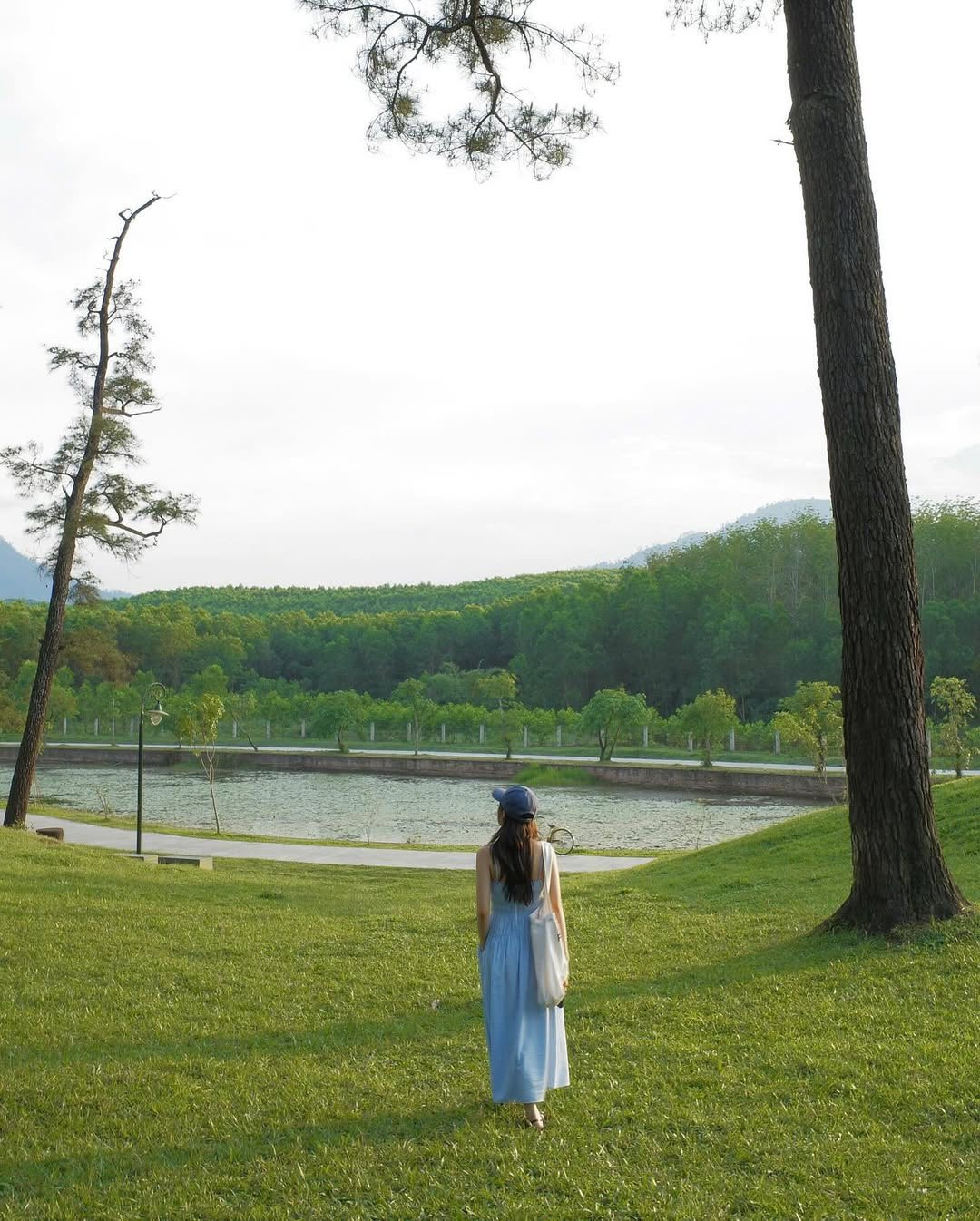 Chỉ cần một chiếc máy ảnh hoặc điện thoại, cùng một bộ đồ vintage hoặc tone màu trầm, du khách sẽ có nguyên một album hình đậm chất Hàn Quốc, lãng mạn và đầy cảm xúc. Ảnh uy.uyne