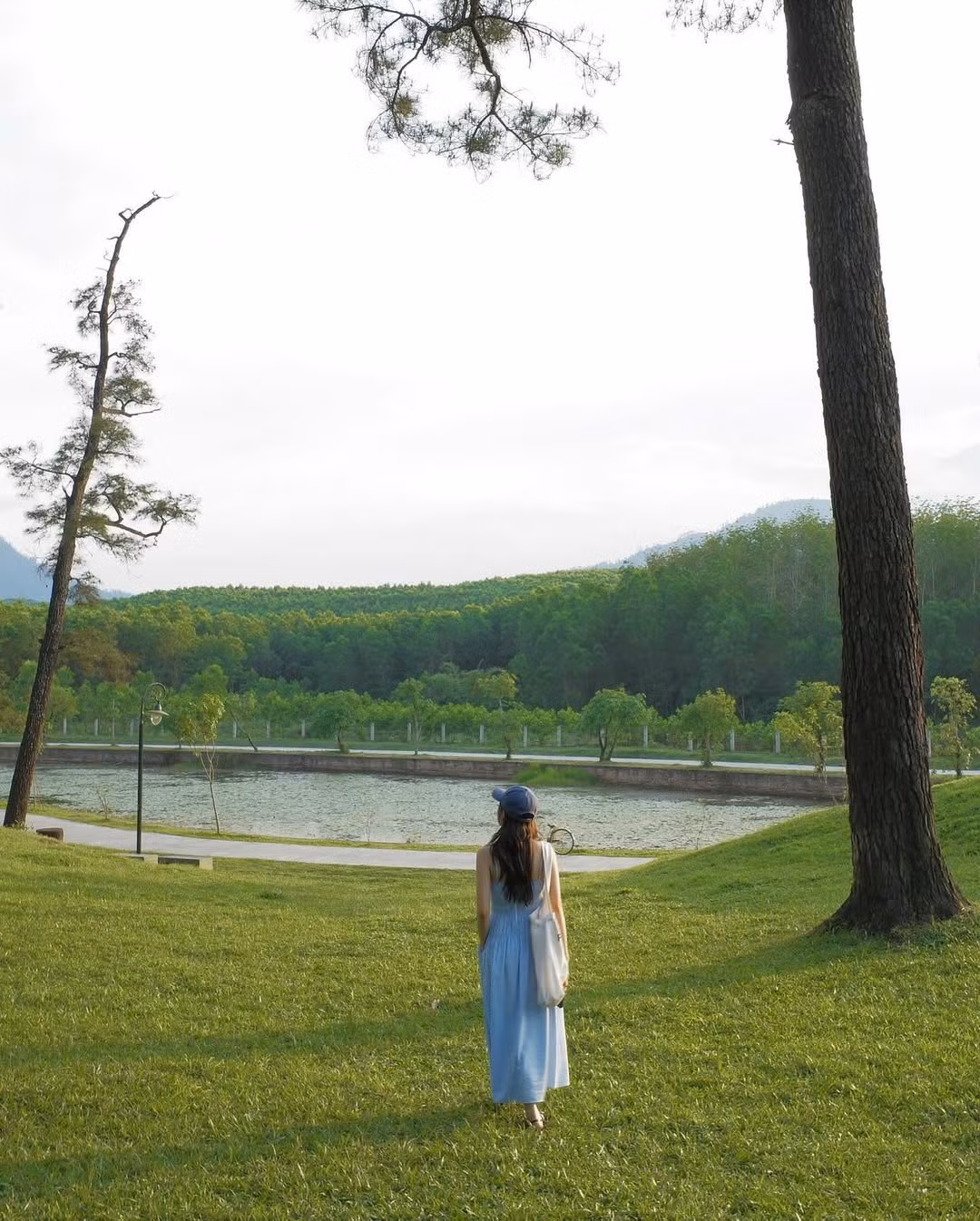 Chỉ cần một chiếc máy ảnh hoặc điện thoại, cùng một bộ đồ vintage hoặc tone màu trầm, du khách sẽ có nguyên một album hình đậm chất Hàn Quốc, lãng mạn và đầy cảm xúc. Ảnh uy.uyne