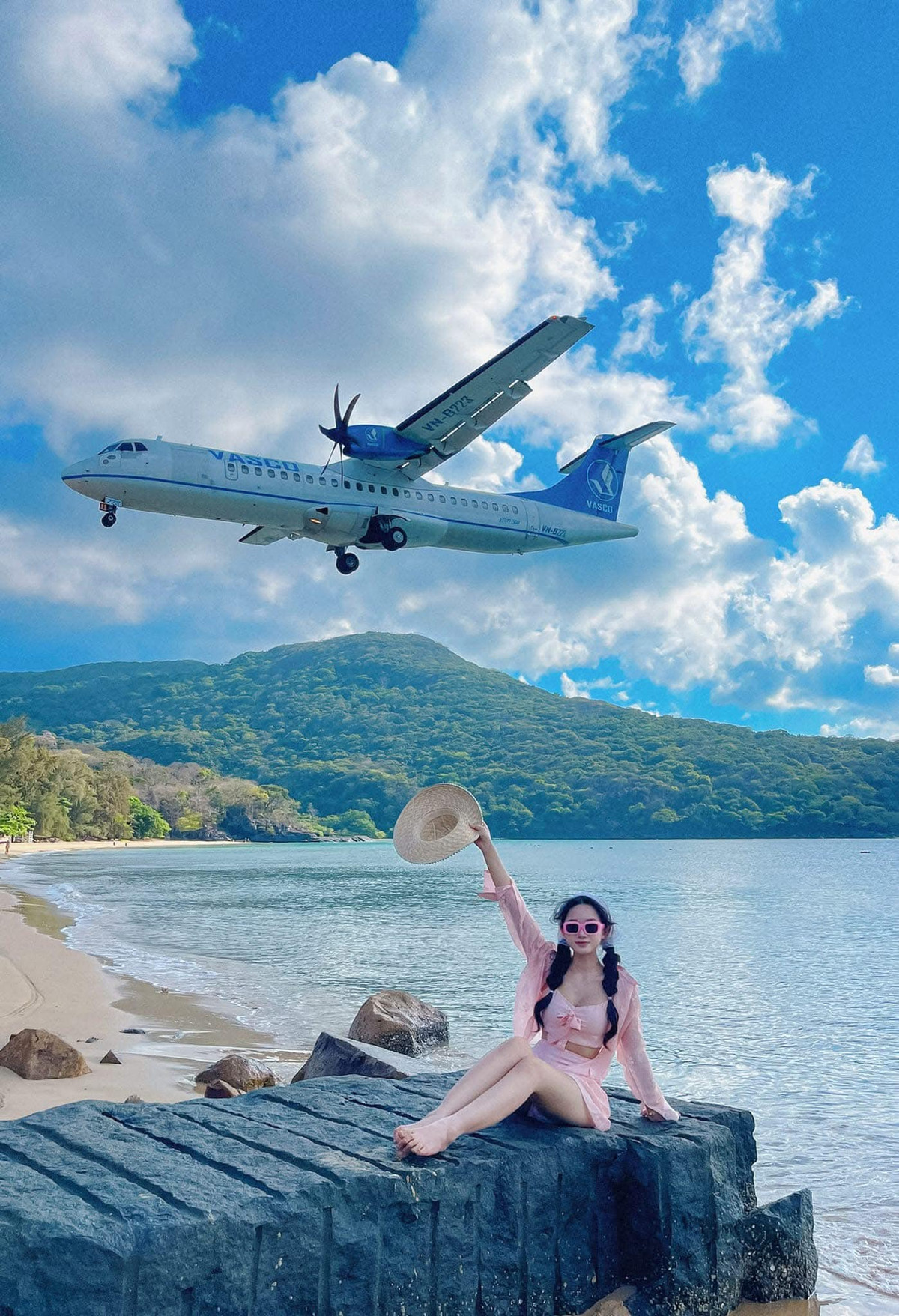 Để có trải nghiệm tốt nhất, du khách nên tìm hiểu lịch bay trước để căn đúng thời điểm máy bay hạ cánh. Buổi sáng hoặc chiều mát là thời điểm lý tưởng để vừa săn ảnh đẹp, vừa tránh nắng gắt. Đừng quên mang theo máy ảnh, điện thoại đầy pin và nếu được, mang theo tripod để bắt khoảnh khắc rõ nét hơn. Ảnh Lê Hồng