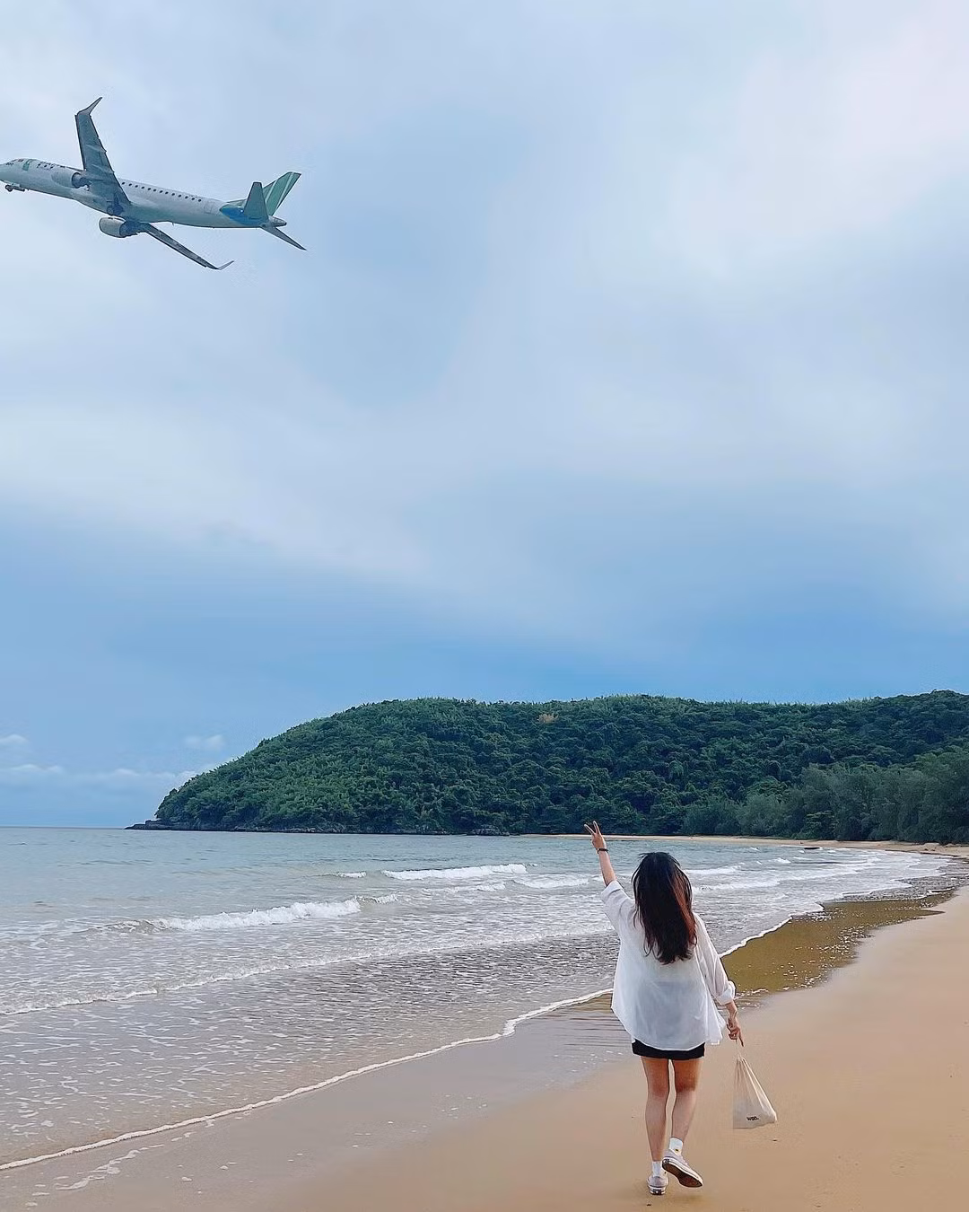 Từ bãi Đầm Trầu, du khách có thể chứng kiến khoảnh khắc máy bay “xé gió” bay sà xuống chỉ cách đầu vài chục mét – cảm giác cực kỳ phấn khích, nhất là khi ống kính máy ảnh bắt được khoảnh khắc chuẩn xác. Ảnh iViVu