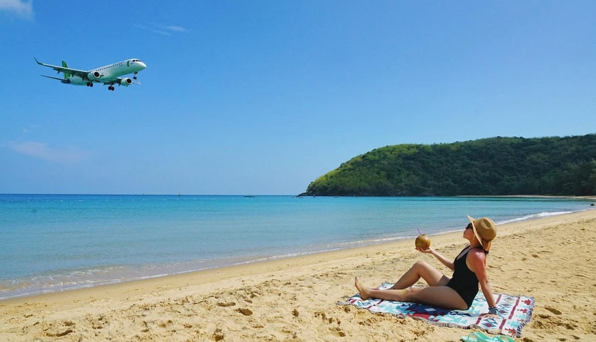 Cảm giác nằm trên bãi cát, ngước mắt lên thấy chiếc máy bay như “lướt” ngay phía trên đầu tạo nên ấn tượng mạnh khó quên. Ảnh iViVu