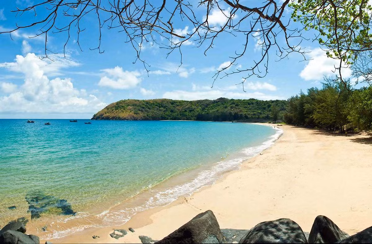 Cách trung tâm thị trấn Côn Đảo khoảng 14km, bãi Đầm Trầu nằm e ấp bên rừng nguyên sinh, bao quanh là những tảng đá lớn và hàng dừa xanh rì rào trong gió. Ảnh BestPrice