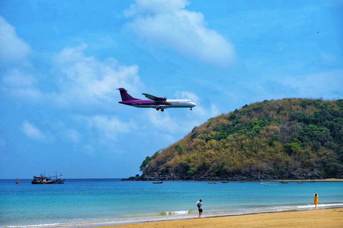 Mỗi ngày, vào các khung giờ cố định, những chiếc máy bay từ TP HCM hoặc Hà Nội đến Côn Đảo sẽ bay qua bãi biển trước khi hạ cánh xuống sân bay Côn Sơn.