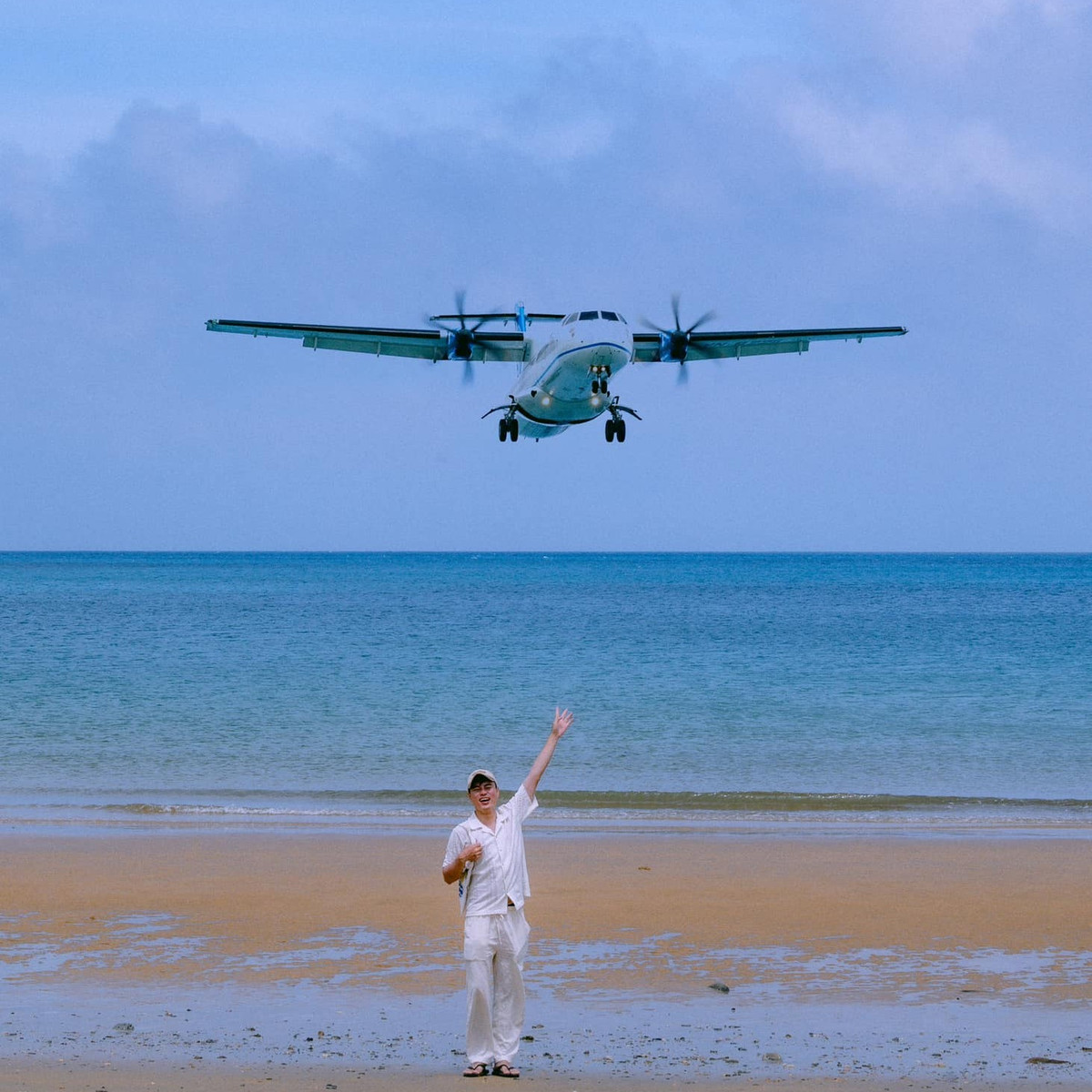 Tuy nhiên, điều khiến bãi Đầm Trầu trở nên đặc biệt hơn cả chính là vị trí độc đáo – nằm ngay gần đường băng sân bay Côn Đảo. Nhờ vậy, nơi đây trở thành “góc trời lý tưởng” để du khách săn ảnh máy bay hạ cánh từ khoảng cách cực gần. Ảnh Pham Trong Nghia