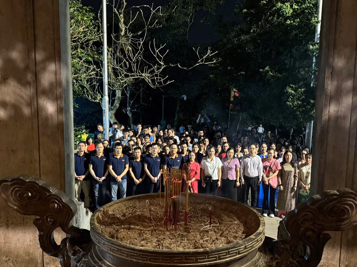 Sự tĩnh lặng và ánh sáng nhẹ nhàng tạo nên không gian trang nghiêm, giúp du khách dễ dàng cảm nhận sự linh thiêng của vùng đất Tổ.