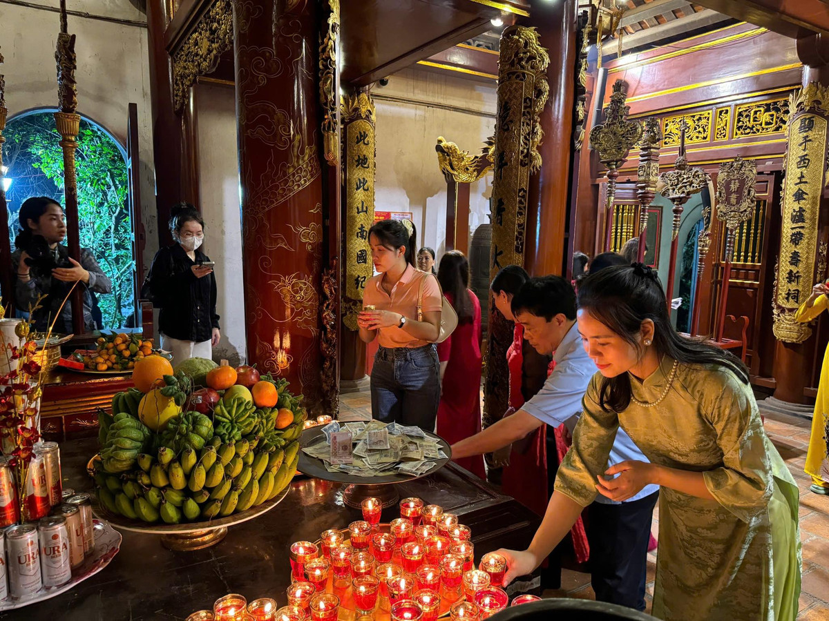 Chị Bích Thuỷ chia sẻ cảm xúc khi tham gia tour du lịch Đền Hùng về đêm, "Là người con của Phú Thọ, tôi đã đến Đền Hùng rất nhiều lần, nhưng khi trải nghiệm tour du lịch đêm, tôi có một cảm nhận hoàn toàn khác. Không gian yên bình, không quá đông đúc giúp tôi có thể tận hưởng trọn vẹn vẻ đẹp huyền bí của nơi này." Ảnh Bích Thuỷ