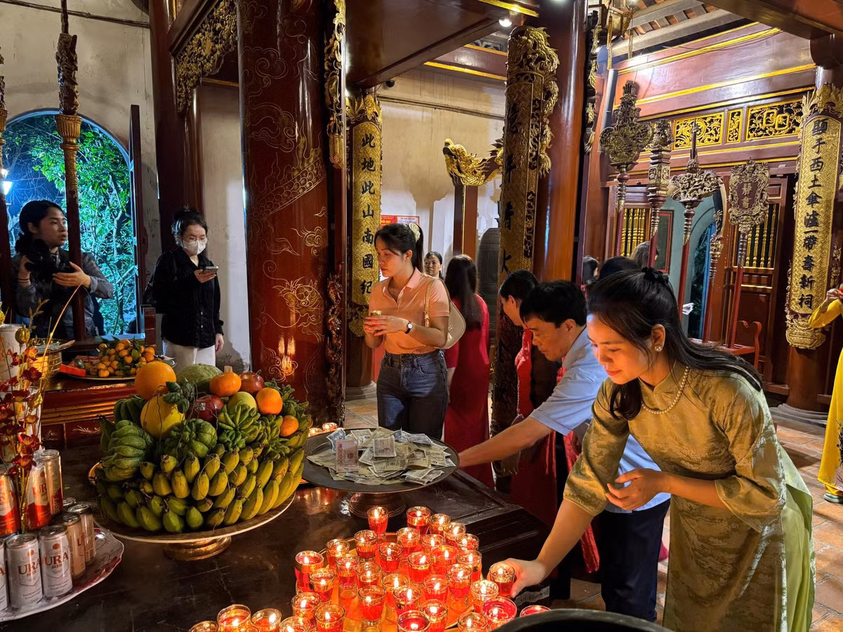 Chị Bích Thuỷ chia sẻ cảm xúc khi tham gia tour du lịch Đền Hùng về đêm, "Là người con của Phú Thọ, tôi đã đến Đền Hùng rất nhiều lần, nhưng khi trải nghiệm tour du lịch đêm, tôi có một cảm nhận hoàn toàn khác. Không gian yên bình, không quá đông đúc giúp tôi có thể tận hưởng trọn vẹn vẻ đẹp huyền bí của nơi này." Ảnh Bích Thuỷ