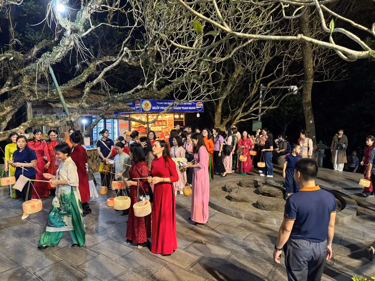 Tour du lịch Đền Hùng về đêm không chỉ là một chuyến tham quan mà còn là một hành trình tâm linh đầy ý nghĩa. Ảnh Sở Văn hoá, thể thao và du lịch tỉnh Phú Thọ
