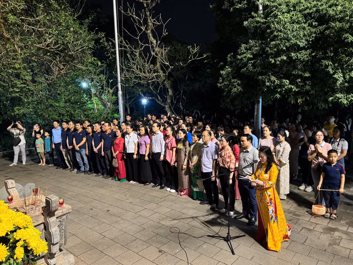 Chương trình diễn ra từ 19h00 và kết thúc lúc 21h00.