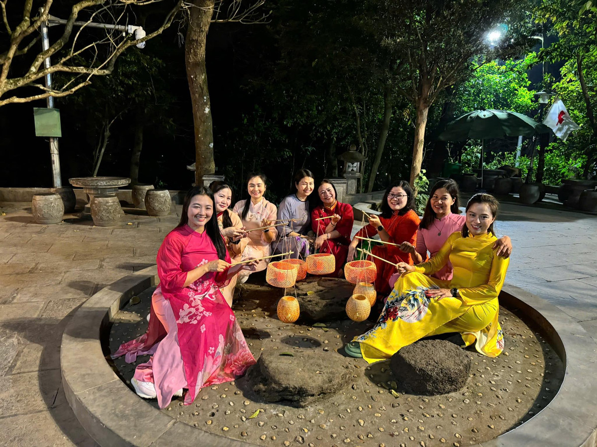 "Đây là lần đầu tiên tôi tham gia tour đêm Đền Hùng. Không khí thật trang nghiêm, yên tĩnh. Tôi cảm thấy rất tự hào khi được đứng tại nơi linh thiêng này vào thời điểm ít người hơn, có thời gian để suy ngẫm về cội nguồn." chị Thu (Hà Nội) chia sẻ