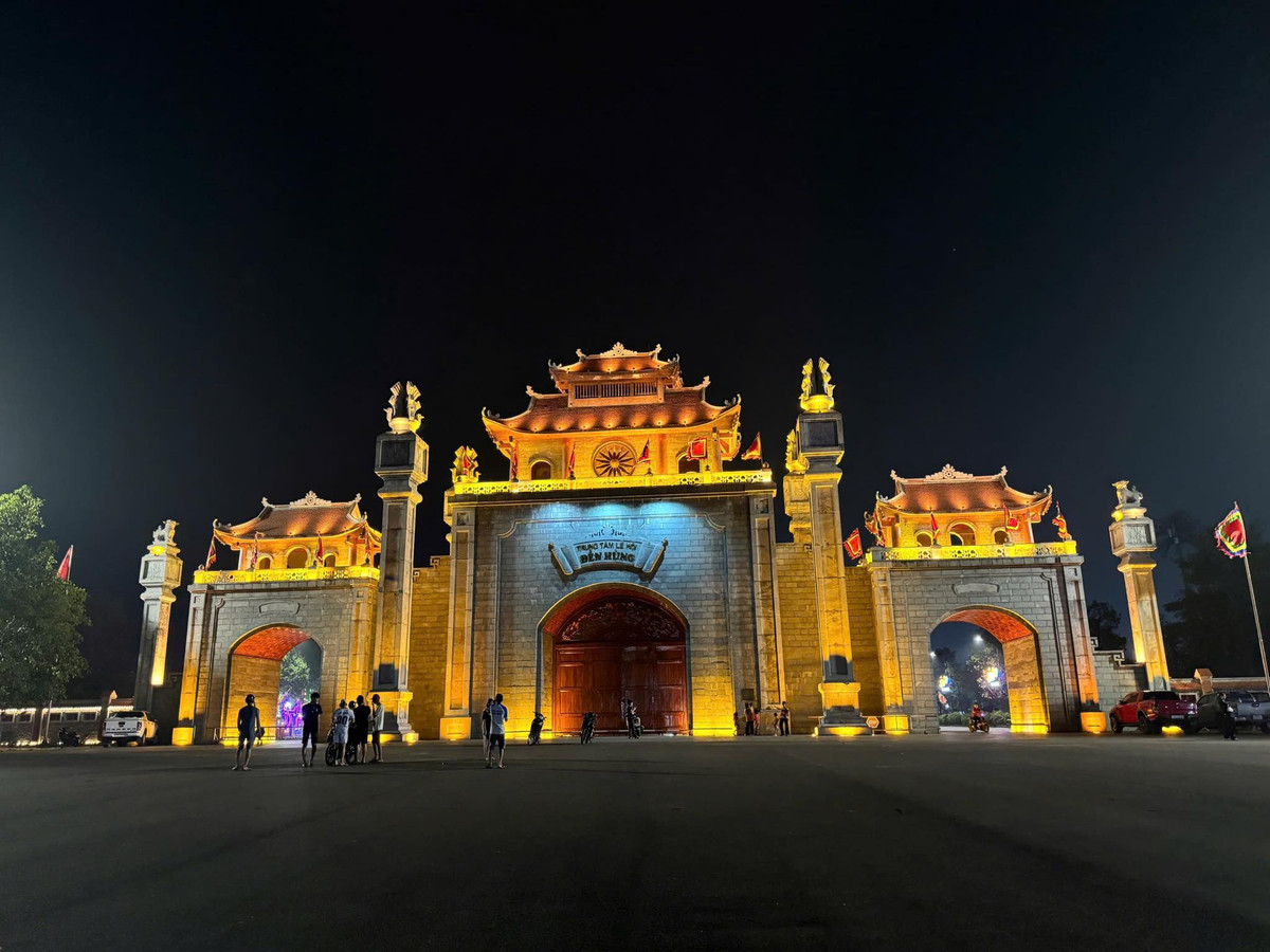Trải nghiệm “Tour đêm Đền Hùng”, du khách sẽ tới thắp hương tại đền Hạ, đền Trung, đền Thượng và kết thúc ở đền Giếng, nơi thờ 18 đời vua Hùng và các vị thần núi linh thiêng, để cùng thưởng ngoạn và thực hành tín ngưỡng thờ cúng Hùng Vương trong không khí trang nghiêm và ý nghĩa. Ảnh Sở văn hoá, thể thao và du lịch tỉnh Phú Thọ