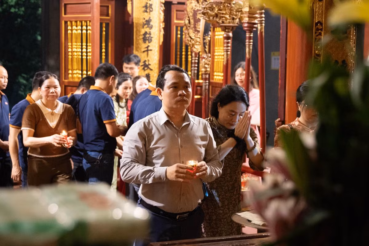 Du khách dâng nến tri ân công đức các bậc tiền nhân đã có công dựng nước.