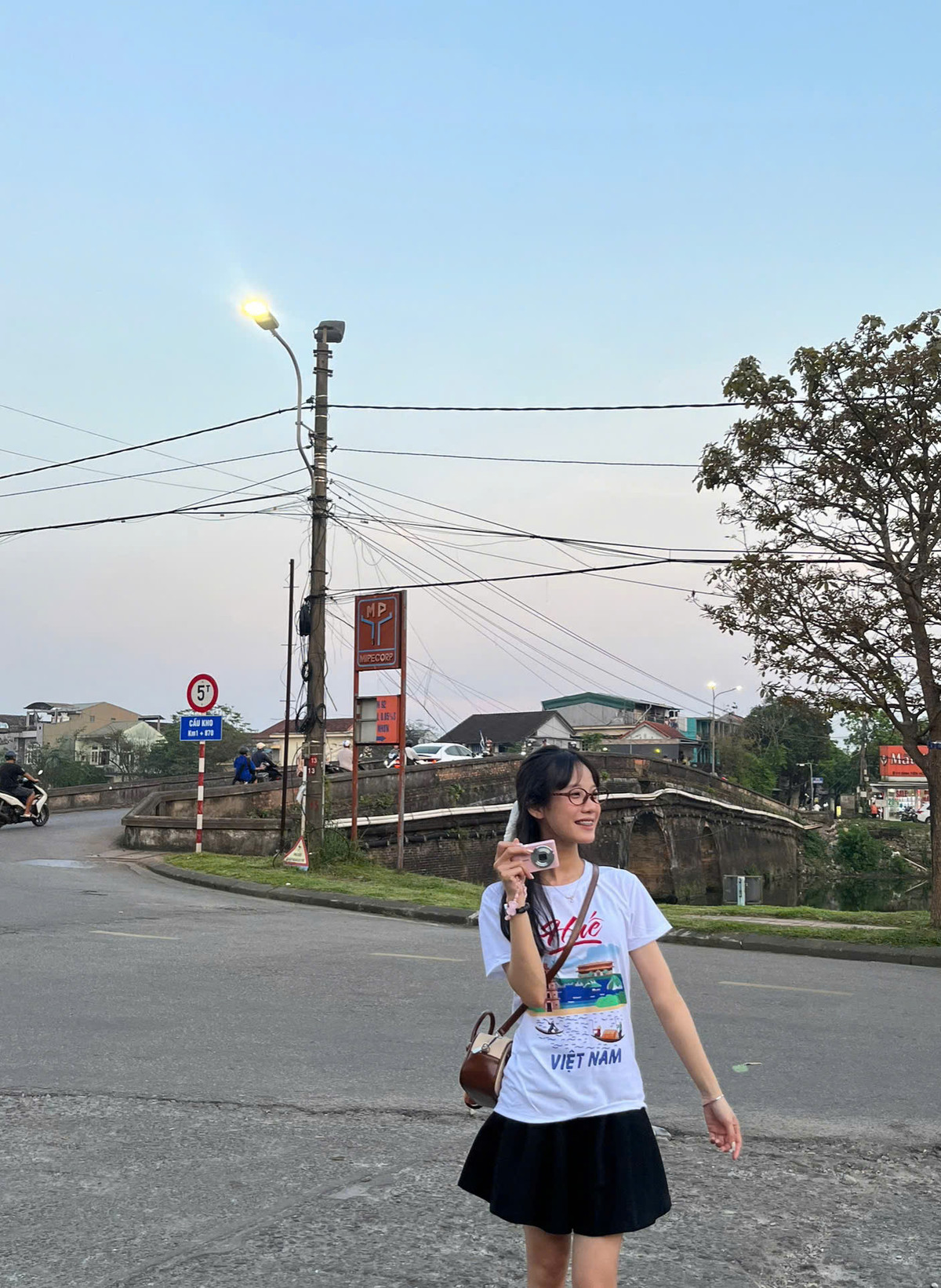 [e-Magazine] Du lich Hue mua le hoi, co gi hut khach?-Hinh-6