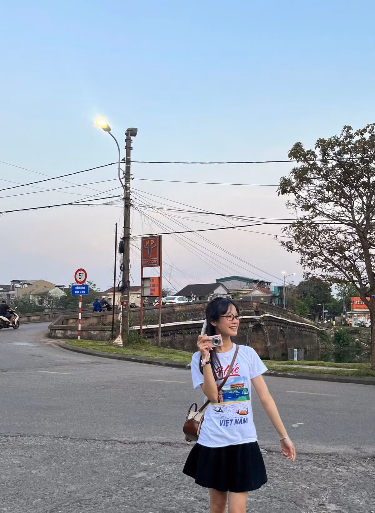 [e-Magazine] Du lich Hue mua le hoi, co gi hut khach?-Hinh-6