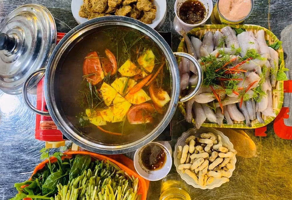 Vào mùa lạnh, người dân nơi đây thường quây quần bên nồi lẩu cá khoai bốc khói nghi ngút. Loài cá thịt mềm, gần như tan ngay trong miệng, được nấu cùng cà chua, thì là và hành lá, tạo nên một nồi lẩu thanh ngọt, dễ ăn và rất đưa cơm. Ảnh Internet