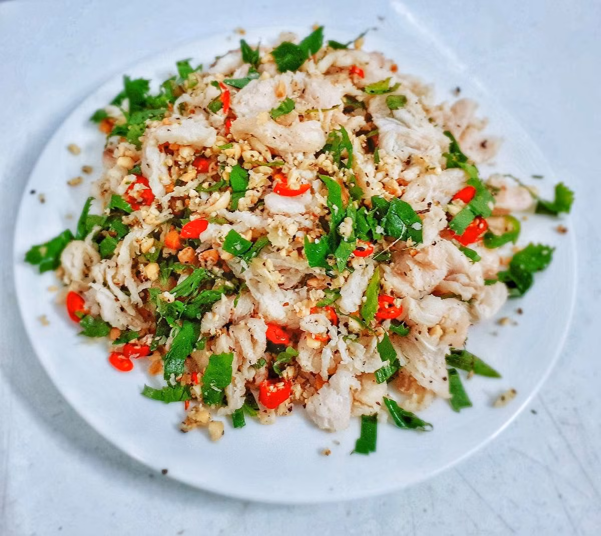 Món gỏi cá Nghéo vừa mang hương vị chua chua, ngọt ngọt, vừa có độ giòn từ các loại rau xanh, kết hợp cùng thịt cá ngọt ngọt mang lại hương vị khác biệt và gây “ nhớ nhung” khi du khách thưởng thức dù là lần đầu tiên. Ảnh Internet