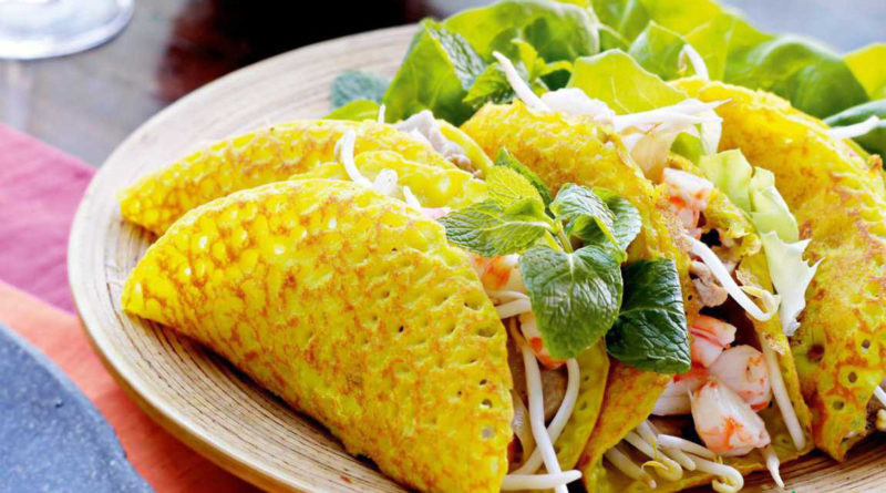 Bên cạnh đó, bánh khoái – món ăn dân dã mang đậm hương vị miền Trung – cũng là lựa chọn hấp dẫn. Bánh được đổ dày hơn bánh xèo, giòn rụm, bên trong là nhân tôm, thịt, giá và trứng. Điều đặc biệt nhất là phần nước lèo chấm bánh: thứ nước chấm sánh mịn làm từ gan, đậu phộng và mè rang, đậm đà và thơm nức, làm nên linh hồn cho món bánh đặc trưng này.