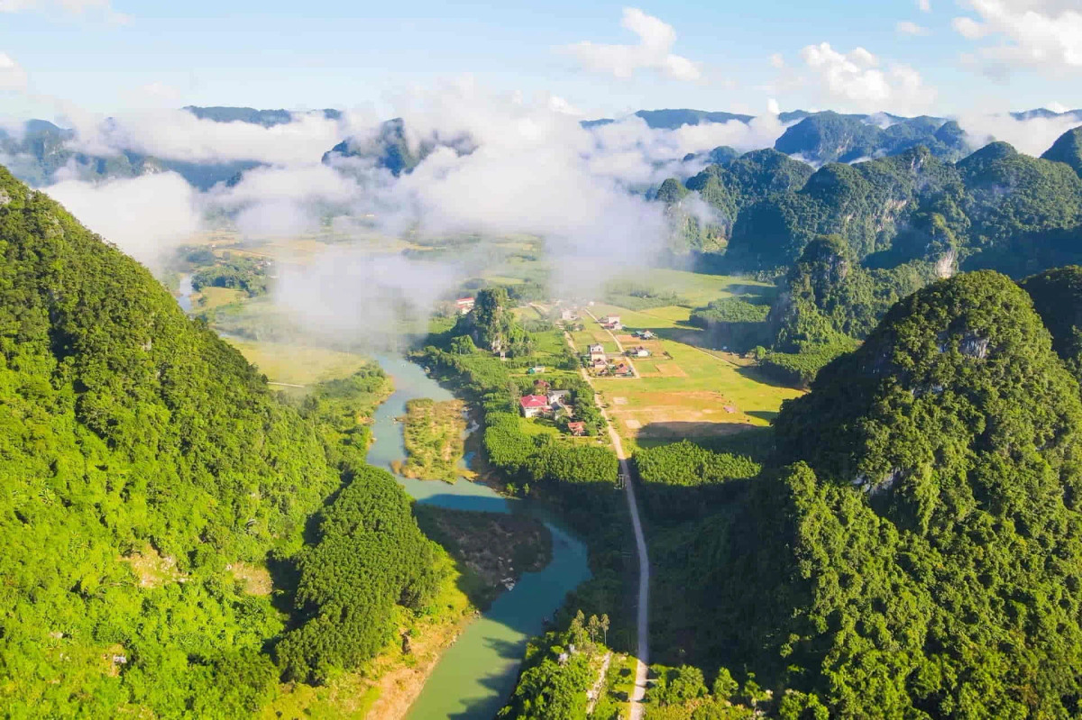 Quảng Bình – mảnh đất miền Trung nắng gió, nơi được biết đến với những kỳ quan thiên nhiên như Phong Nha – Kẻ Bàng, biển Nhật Lệ thơ mộng và những dãy núi trập trùng – còn lưu giữ trong lòng du khách bởi nền ẩm thực đậm đà, mộc mạc mà khó quên. Ảnh Internet