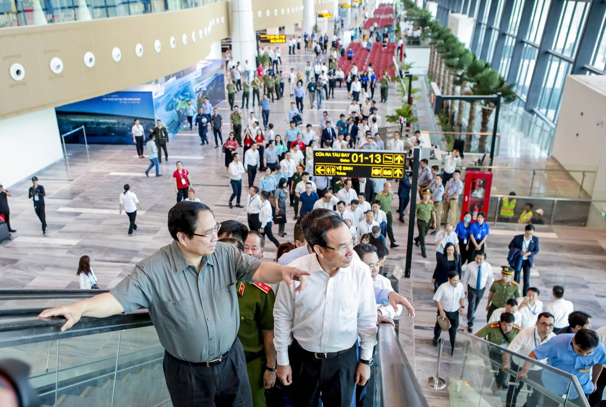 Thủ tướng Phạm Minh Chính và Bí thư Thành ủy TP.HCM Nguyễn Văn Nên cùng các đại biểu tham quan nhà ga hiện đại.