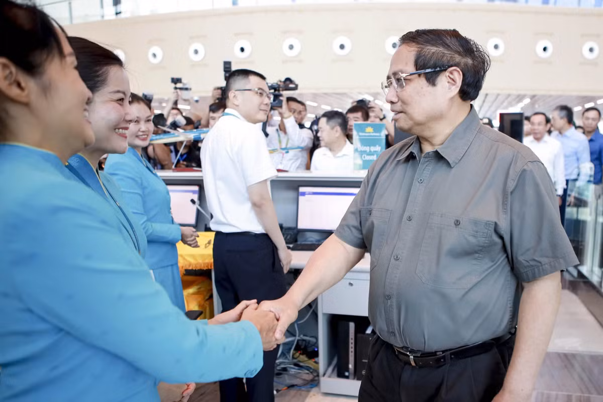 Thủ tướng Phạm Minh Chính thăm hỏi, động viên nhân viên đang làm việc tại nhà ga.