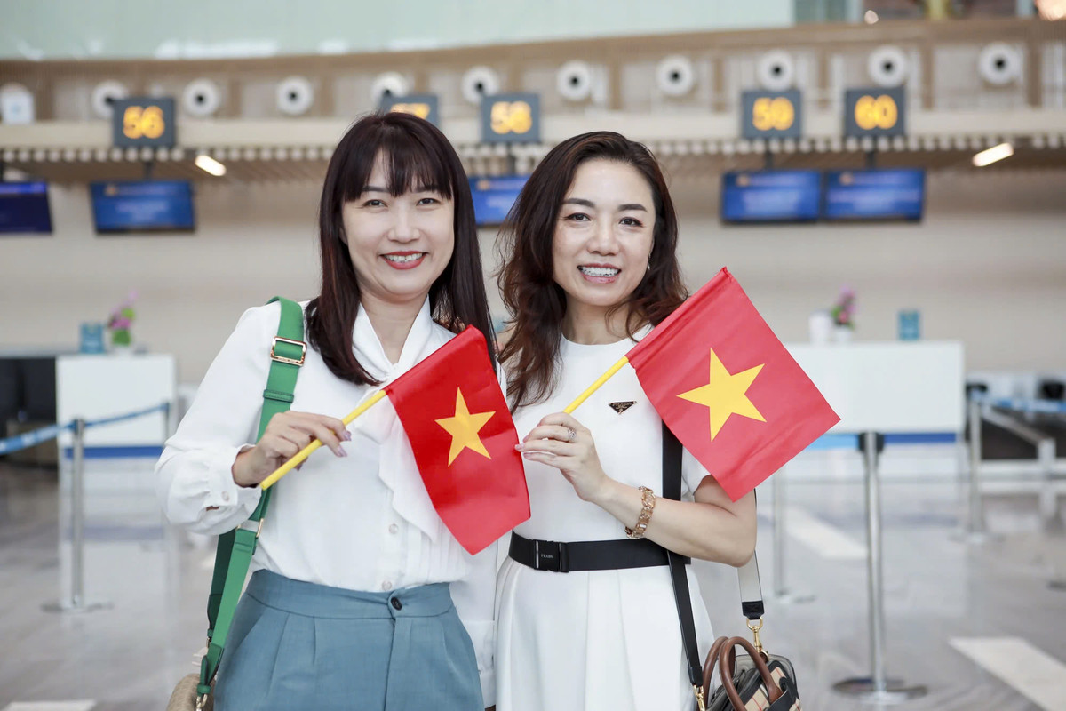 "Mình rất ấn tượng với thiết kế hiện đại của nhà ga T3. Mỗi khu vực đều được bố trí hợp lý, giúp mình di chuyển nhanh chóng và thuận tiện. Đặc biệt, các dịch vụ hỗ trợ hành khách rất chuyên nghiệp, khiến tôi cảm thấy như được chào đón nồng nhiệt" - Chị Phạm Tuyết Hà (phải) chia sẻ.