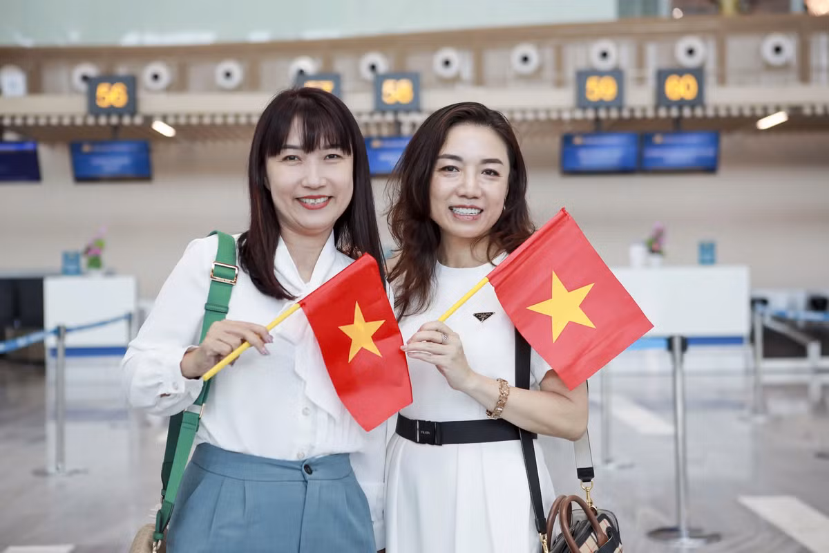 "Mình rất ấn tượng với thiết kế hiện đại của nhà ga T3. Mỗi khu vực đều được bố trí hợp lý, giúp mình di chuyển nhanh chóng và thuận tiện. Đặc biệt, các dịch vụ hỗ trợ hành khách rất chuyên nghiệp, khiến tôi cảm thấy như được chào đón nồng nhiệt" - Chị Phạm Tuyết Hà (phải) chia sẻ.