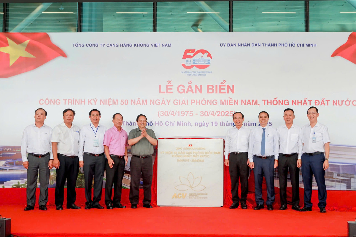 Nghi thức gắn biển công trình kỷ niệm 50 năm ngày giải phóng miền Nam, thống nhất đất nước.