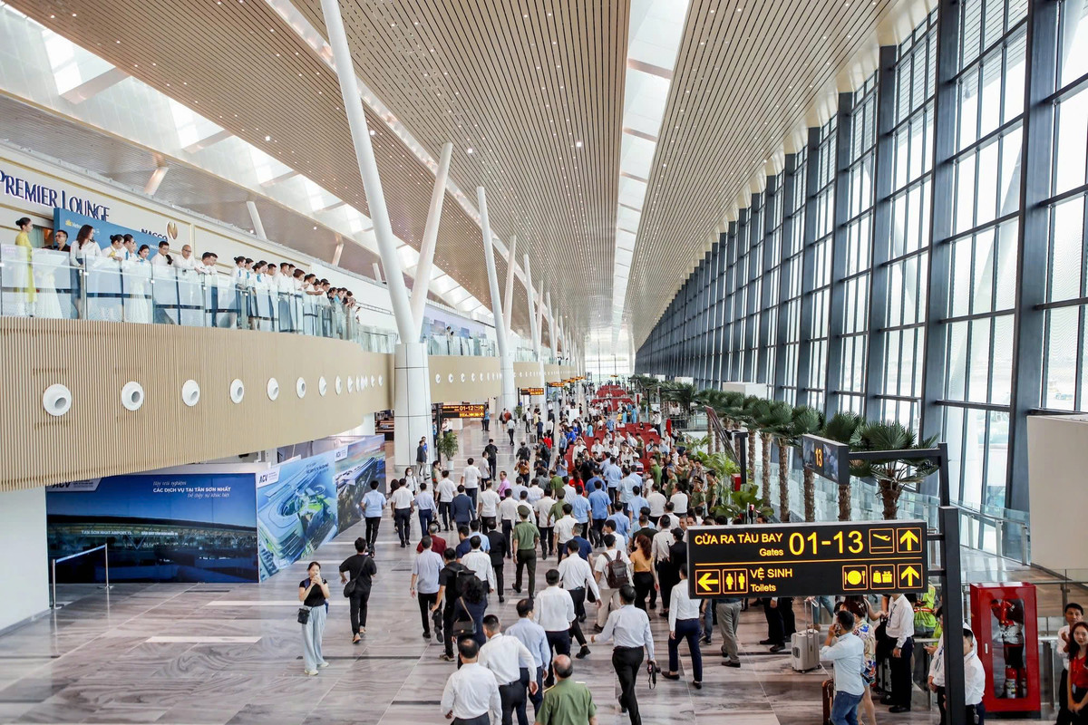 Nhà ga T3 được thiết kế hiện đại, không gian rộng rãi, tiện nghi sang trọng, tạo cảm giác thoải mái và dễ chịu cho hành khách ngay từ khi bước vào.