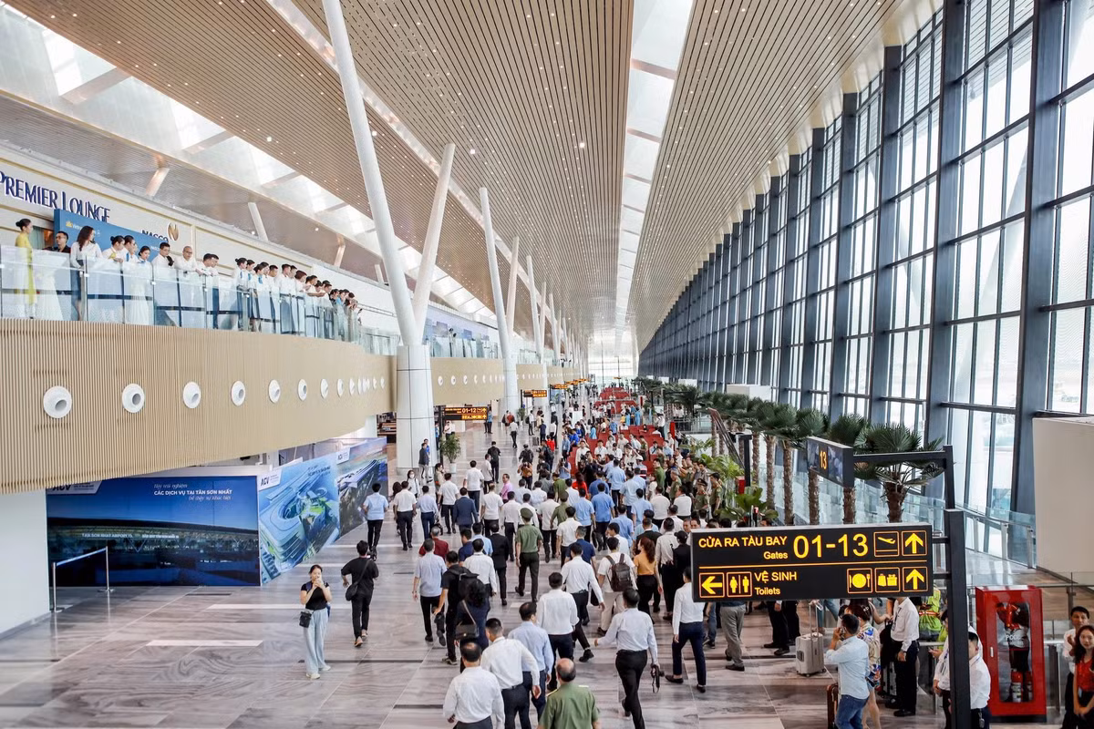 Nhà ga T3 được thiết kế hiện đại, không gian rộng rãi, tiện nghi sang trọng, tạo cảm giác thoải mái và dễ chịu cho hành khách ngay từ khi bước vào.