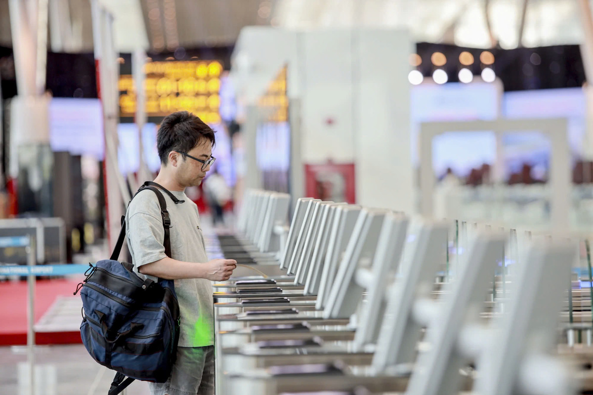 Hành khách có thể sử dụng căn cước công dân gắn chip hoặc định danh điện tử VNeID để làm thủ tục tự động từ check-in, gửi hành lý, qua cửa kiểm soát an ninh đến cửa ra tàu bay.