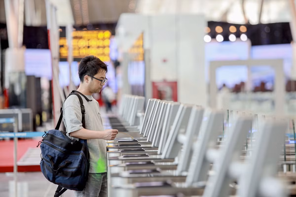 Hành khách có thể sử dụng căn cước công dân gắn chip hoặc định danh điện tử VNeID để làm thủ tục tự động từ check-in, gửi hành lý, qua cửa kiểm soát an ninh đến cửa ra tàu bay.