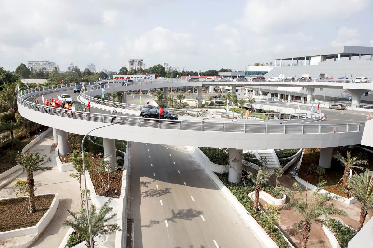 Với diện tích sàn lên đến 112.500m², nhà ga T3 gồm 1 tầng hầm và 4 tầng nổi, được bố trí khoa học, hiện đại. Khu vực làm thủ tục có 90 quầy truyền thống, 42 kiosk check-in tự động và 20 quầy thả hành lý tự động. Phần mái cong mềm mại gợi hình ảnh tà áo dài - biểu tượng văn hóa đặc trưng của Việt Nam, tạo nên dấu ấn kiến trúc độc đáo ngay từ bên ngoài công trình. Sau đợt cao điểm lễ 30-4 và 1-5, nhà ga T3 sẽ chính thức phục vụ các chuyến bay nội địa của Vietnam Airlines và Vietjet. Trong hôm nay Vietnam Airlines sẽ bắt đầu khai thác tại T3 từ với các chuyến bay giữa TP.HCM và Hà Nội.