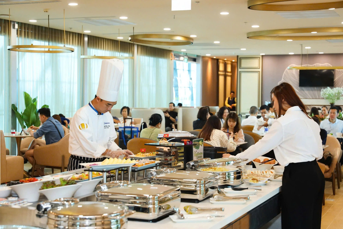 Một trong những tiện ích dành cho khách hàng tại nhà ga T3 là các phòng chờ thương gia Lotus Lounge và The SENS Business Lounge do SASCO vận hành, mang đậm bản sắc văn hóa Việt Nam.