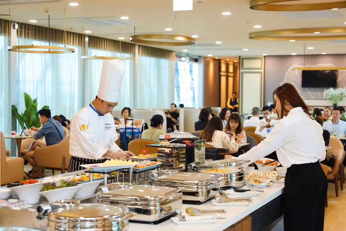 Một trong những tiện ích dành cho khách hàng tại nhà ga T3 là các phòng chờ thương gia Lotus Lounge và The SENS Business Lounge do SASCO vận hành, mang đậm bản sắc văn hóa Việt Nam.