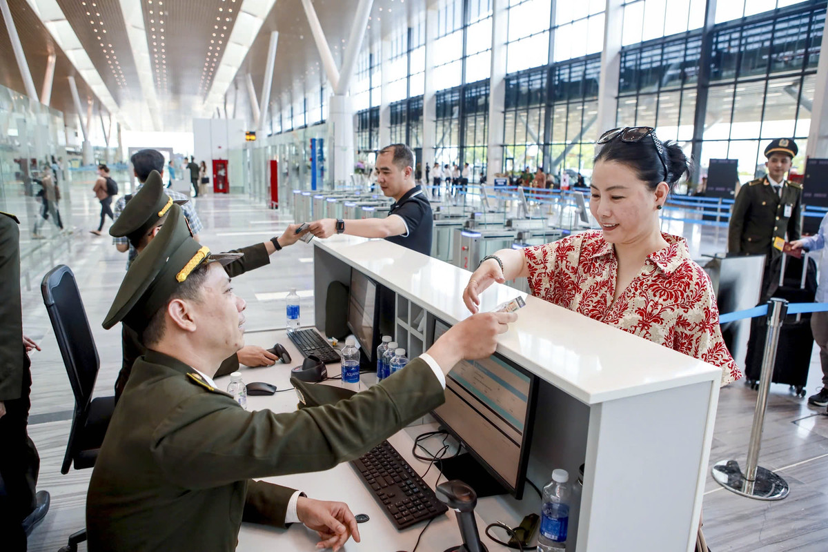 Với công suất phục vụ 20 triệu lượt hành khách mỗi năm, T3 không chỉ giảm tải cho nhà ga T1 mà còn mở ra diện mạo hiện đại, tiện nghi và thân thiện hơn cho hành khách bay nội địa. Trong ảnh: Những vị khách đầu tiên xuất phát từ nhà ga T3 đi Hà Nội.