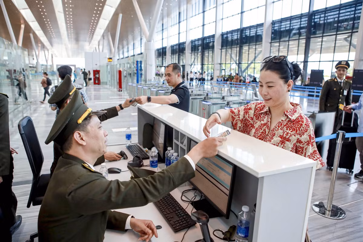 Với công suất phục vụ 20 triệu lượt hành khách mỗi năm, T3 không chỉ giảm tải cho nhà ga T1 mà còn mở ra diện mạo hiện đại, tiện nghi và thân thiện hơn cho hành khách bay nội địa. Trong ảnh: Những vị khách đầu tiên xuất phát từ nhà ga T3 đi Hà Nội.