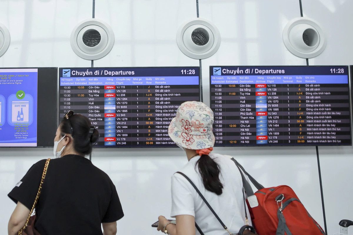 Các màn hình thông báo tình trạng chuyến bay được bố trí tại nhiều cửa ra máy bay, mang lại sự thuận tiện tối đa cho hành khách trong việc theo dõi và cập nhật thông tin chuyến bay một cách nhanh chóng, dễ dàng. 