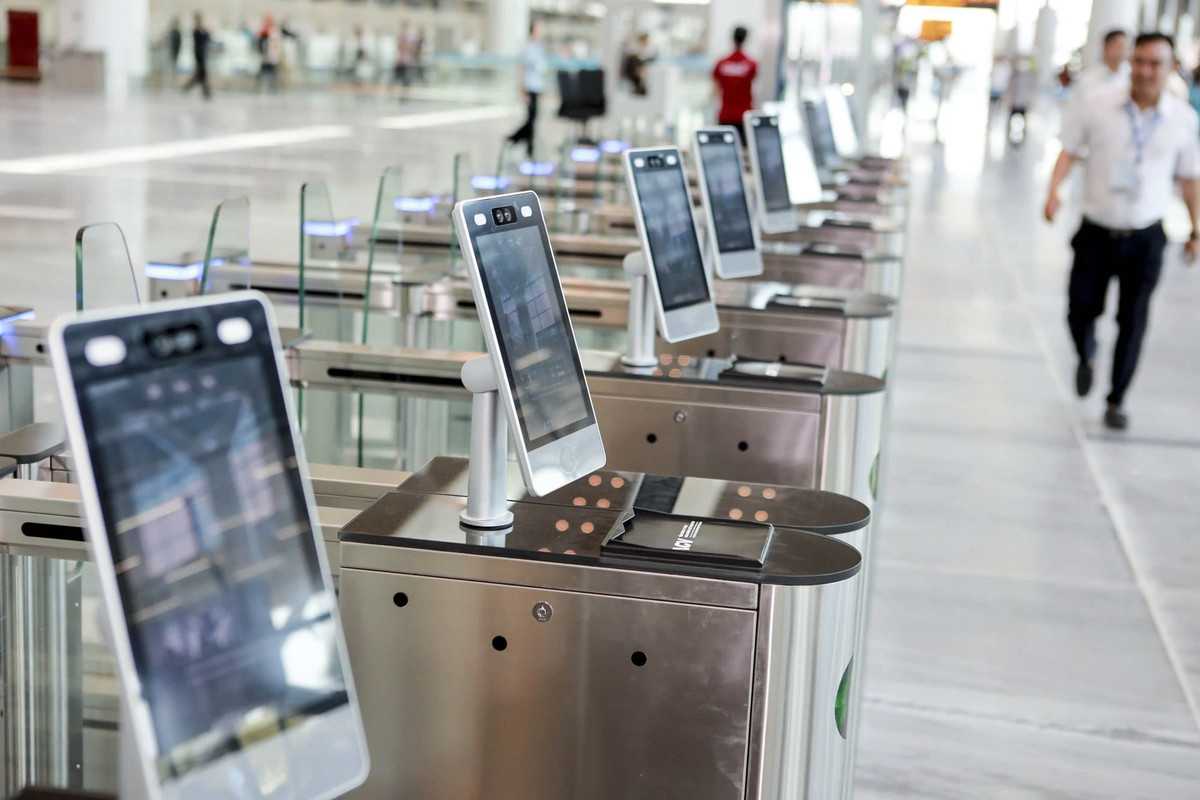 Nhà ga hành khách T3 Tân Sơn Nhất ứng dụng công nghệ hiện đại với hệ thống ACV self services, cho phép hành khách tự check-in, tự ký gửi hành lý và ra tàu bay qua cổng E-gate.