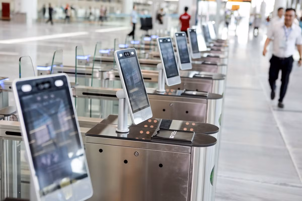 Nhà ga hành khách T3 Tân Sơn Nhất ứng dụng công nghệ hiện đại với hệ thống ACV self services, cho phép hành khách tự check-in, tự ký gửi hành lý và ra tàu bay qua cổng E-gate.