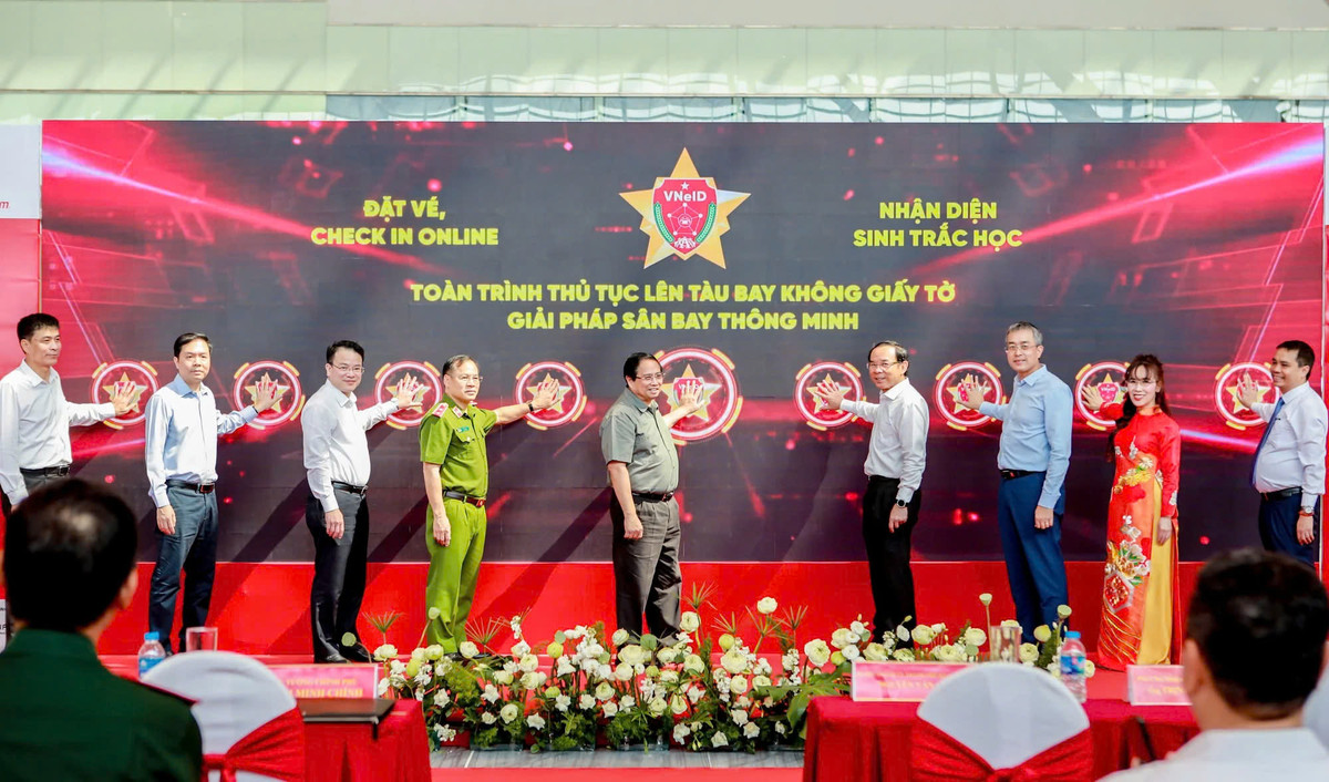 Thủ tướng Phạm Minh Chính cùng các đại biểu thực hiện nghi thức triển khai toàn trình thủ tục lên tàu bay không giấy tờ.