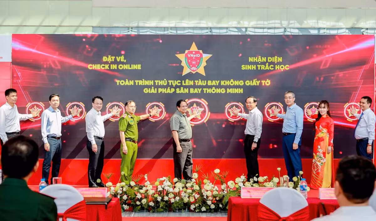 Thủ tướng Phạm Minh Chính cùng các đại biểu thực hiện nghi thức triển khai toàn trình thủ tục lên tàu bay không giấy tờ.