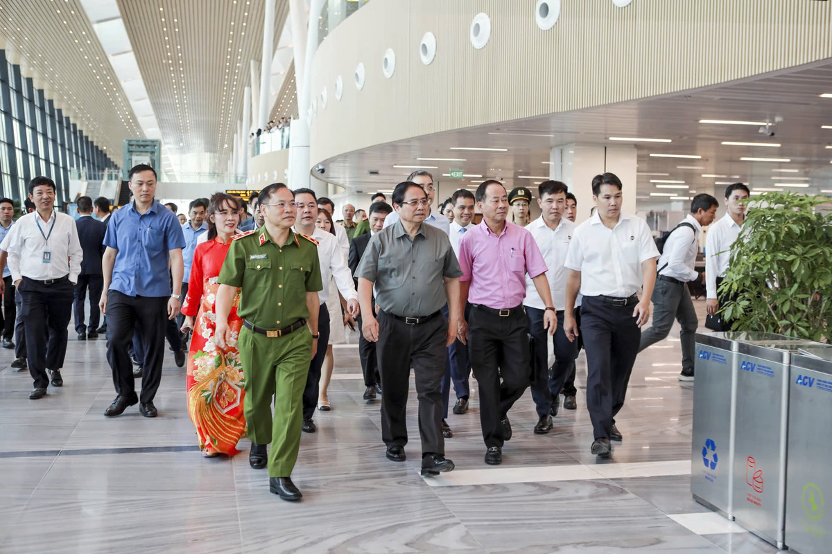 Thủ tướng Chính phủ Phạm Minh Chính, Bí thư Thành ủy TP.HCM Nguyễn Văn Nên cùng đại diện lãnh đạo các bộ, ngành trung ương và địa phương đến dự Lễ khánh thành nhà ga T3 sân bay Tân Sơn Nhất.