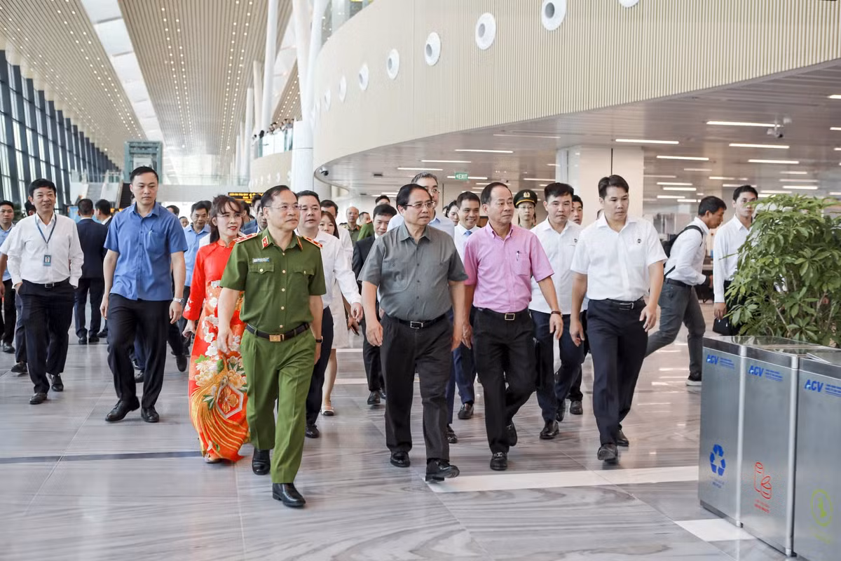 Thủ tướng Chính phủ Phạm Minh Chính, Bí thư Thành ủy TP.HCM Nguyễn Văn Nên cùng đại diện lãnh đạo các bộ, ngành trung ương và địa phương đến dự Lễ khánh thành nhà ga T3 sân bay Tân Sơn Nhất.