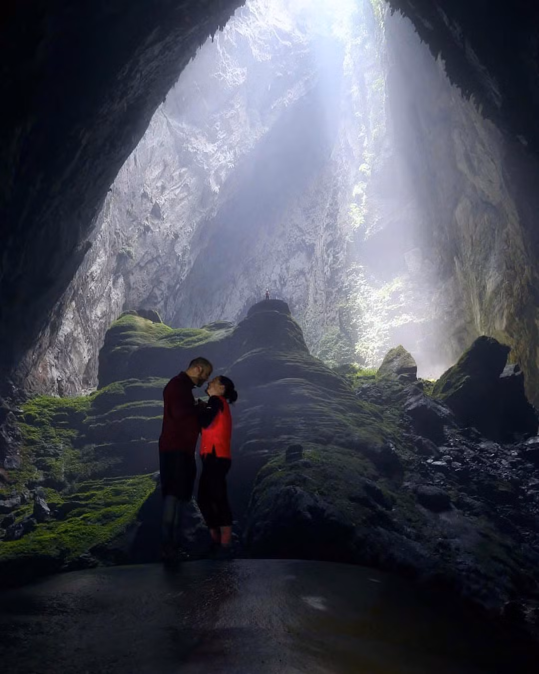 Hành trình khám phá Sơn Đoòng không dành cho những người yếu tim. Để chinh phục hang động này, du khách phải trải qua hành trình trekking kéo dài 4 ngày 3 đêm với nhiều thử thách như băng qua rừng rậm, vượt sông ngầm và leo núi đá. Tuy nhiên, trải nghiệm này vô cùng đáng giá khi du khách được chứng kiến tận mắt vẻ đẹp không tưởng của một trong những kỳ quan thiên nhiên vĩ đại nhất thế giới. Ảnh Internet