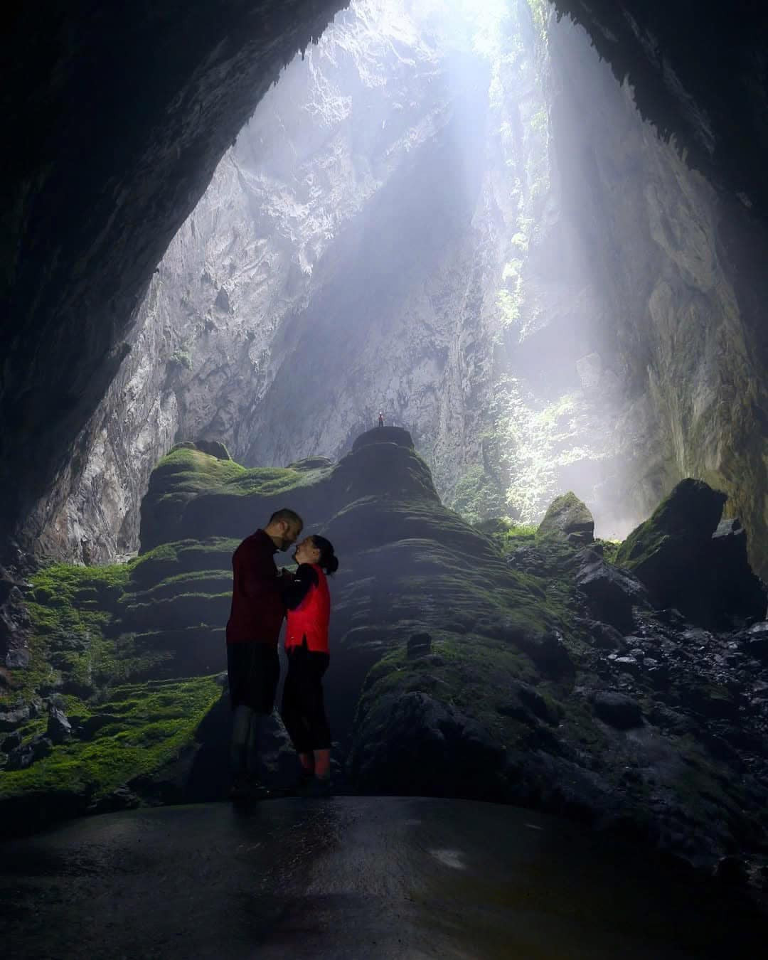 Hành trình khám phá Sơn Đoòng không dành cho những người yếu tim. Để chinh phục hang động này, du khách phải trải qua hành trình trekking kéo dài 4 ngày 3 đêm với nhiều thử thách như băng qua rừng rậm, vượt sông ngầm và leo núi đá. Tuy nhiên, trải nghiệm này vô cùng đáng giá khi du khách được chứng kiến tận mắt vẻ đẹp không tưởng của một trong những kỳ quan thiên nhiên vĩ đại nhất thế giới. Ảnh Internet