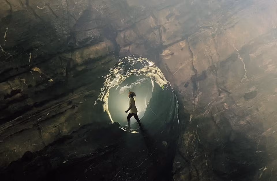 Những khu rừng nhỏ, hệ thực vật xanh tươi, thậm chí cả những đám mây bên trong hang khiến nơi đây giống như một thế giới nguyên thủy chưa từng bị con người tác động. Ảnh Internet